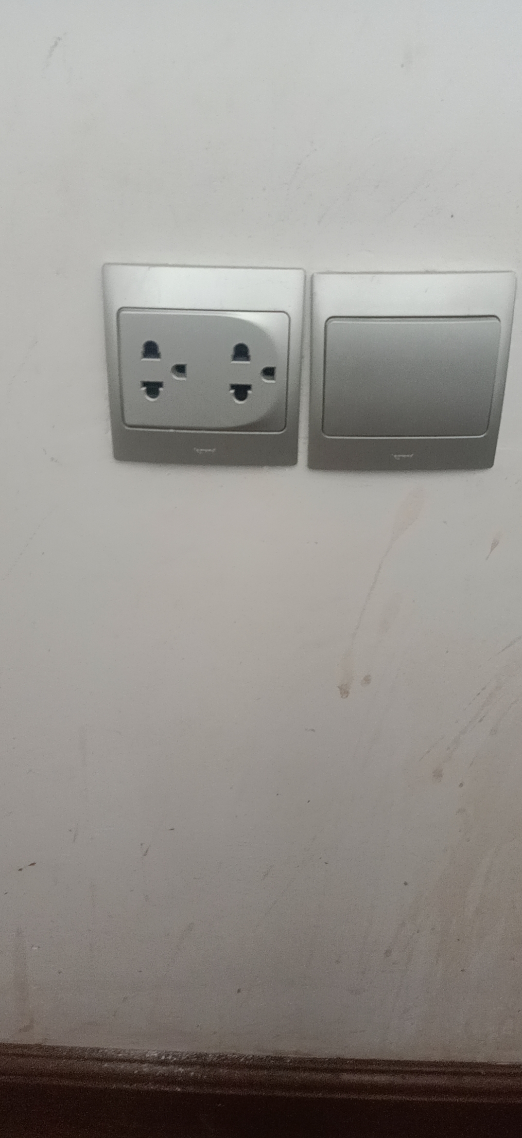 Electrical service - outlet replacement