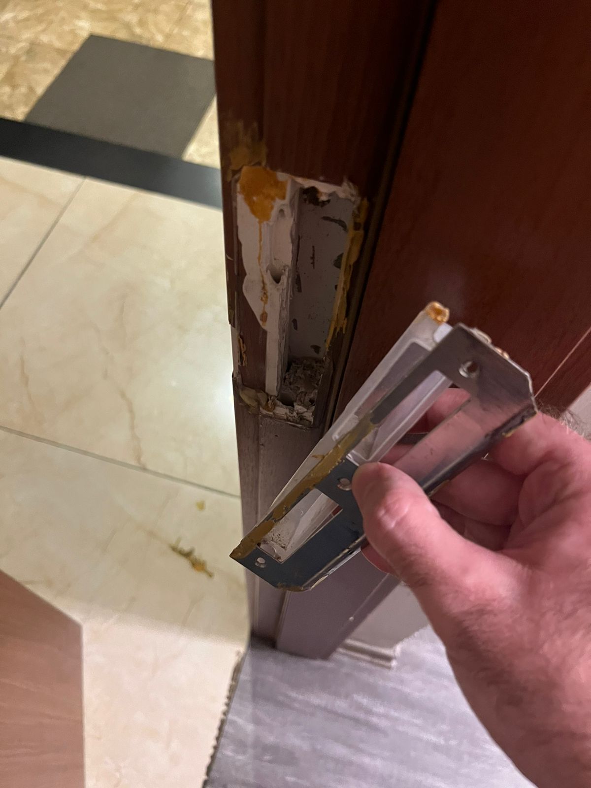 Handyman - door fixing