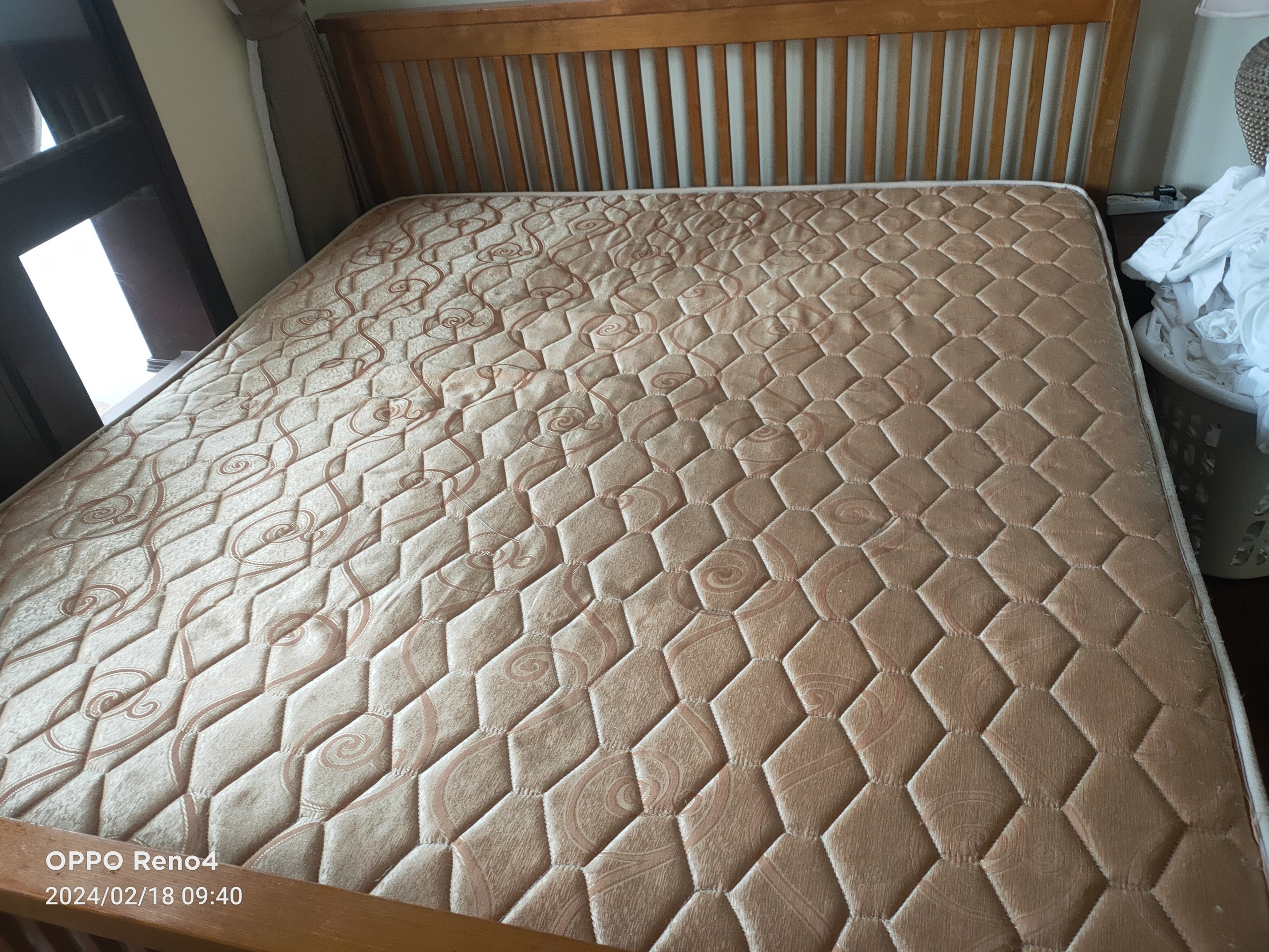 Upholstery steam cleaning - mattress cleaning