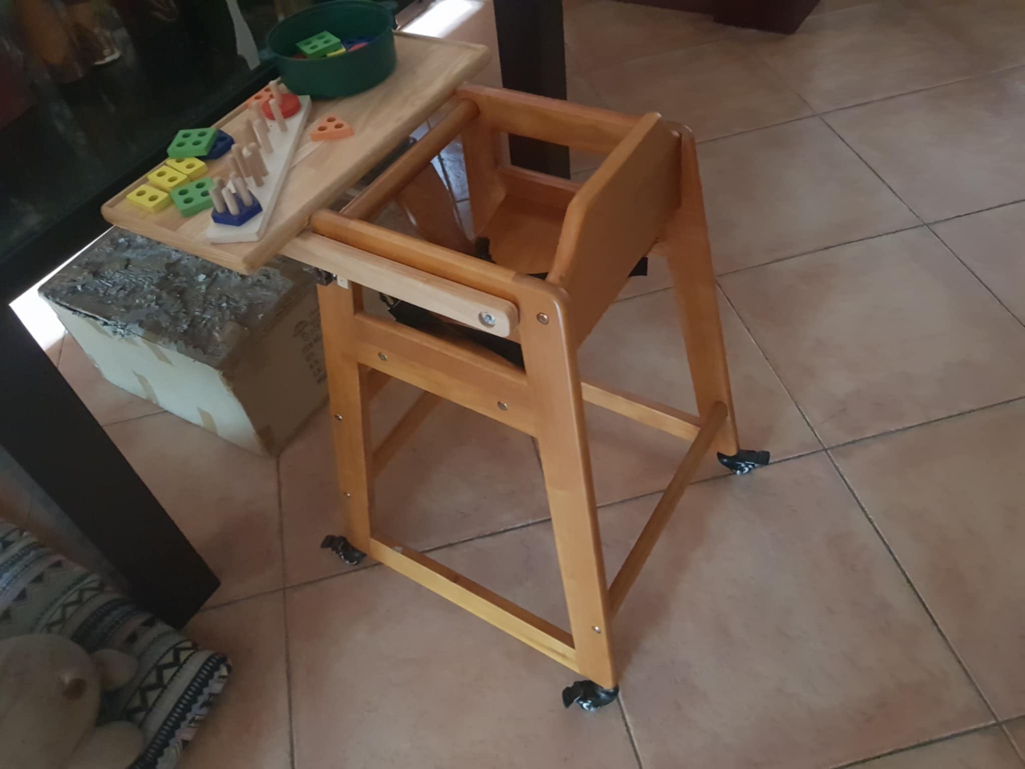 Customized baby dining chair with wheels