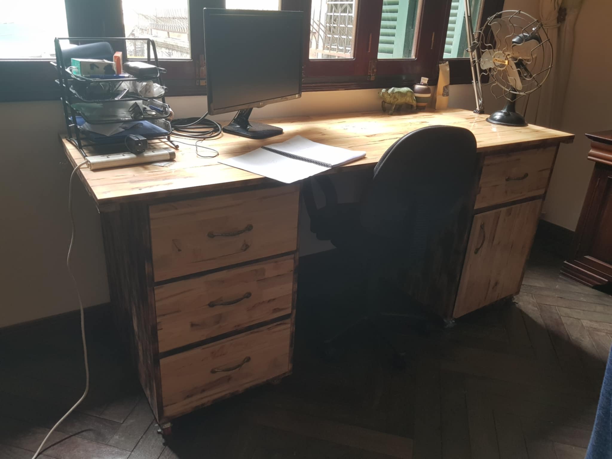 Customized desk with wheels for nomadic professionals and diplomats