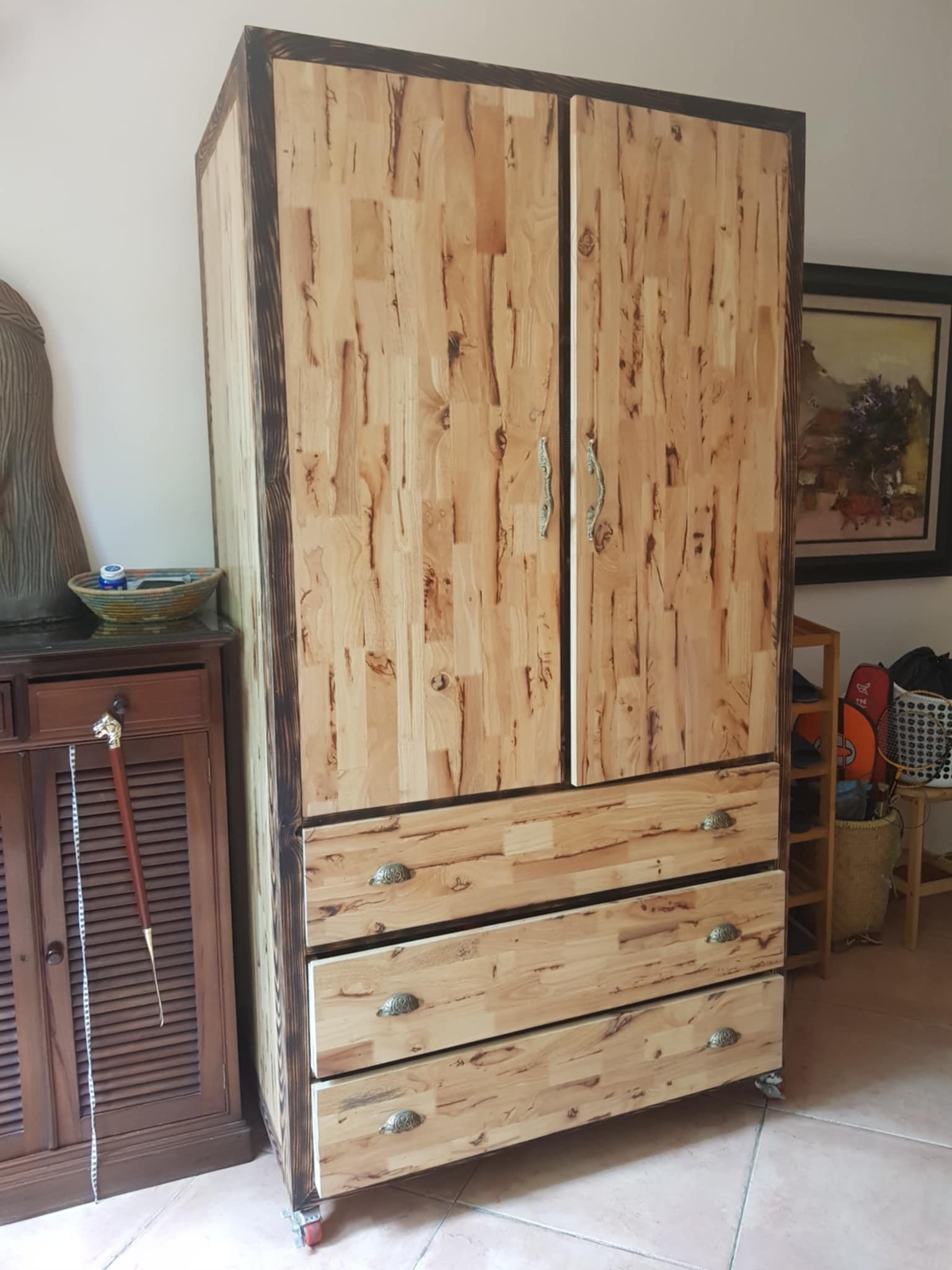 Customized wheeled wardrobe for nomadic profesionals and diplomats